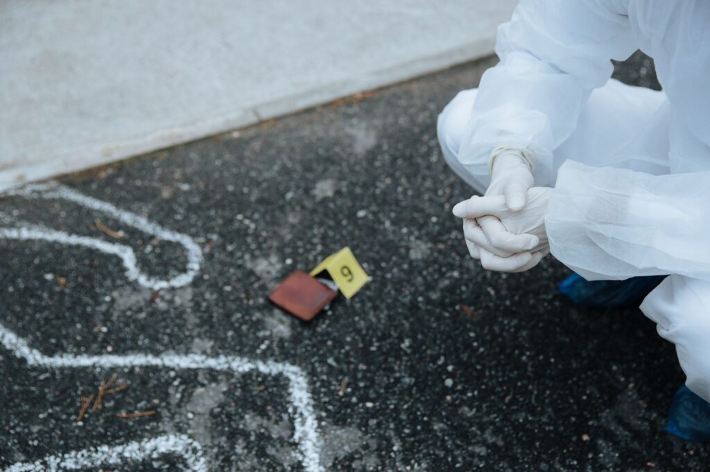 Miért vonzanak minket ennyire a képernyőn megelevenedő valódi bűntények?